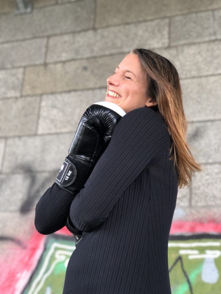 Mirja freut sich und umarmt ihre Boxhandschuhe